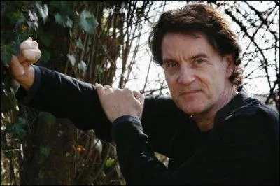 Il est né en novembre, retrouvez le titre de sa chanson :