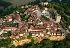 Je vous emmène à Capdenac-le-Haut. Classé parmi les Plus Beaux Villages de France, ce village midi-pyrénéen se situe dans le département ...