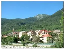 Je vous emmène à Saint-Etienne-de-Tinée. Village Maralpin, il se situe en région ...