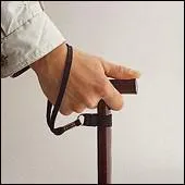 Qu'est-ce qui permet d'attacher la canne au poignet ?