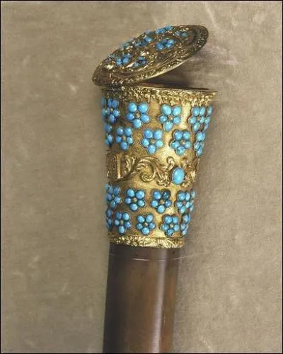 Cette canne au magnifique pommeau en or incrusté de turquoises appartenait à l'auteur de "la femme de trente ans".