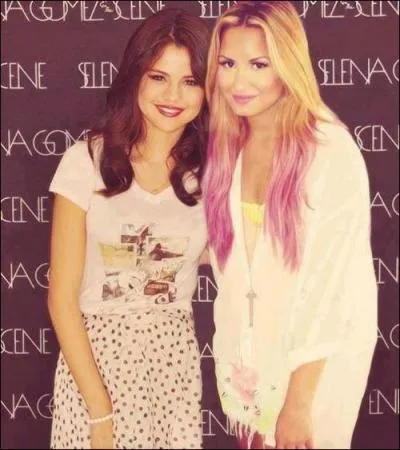 Quelle chanson chante-t-elle avec Selena Gomez ?