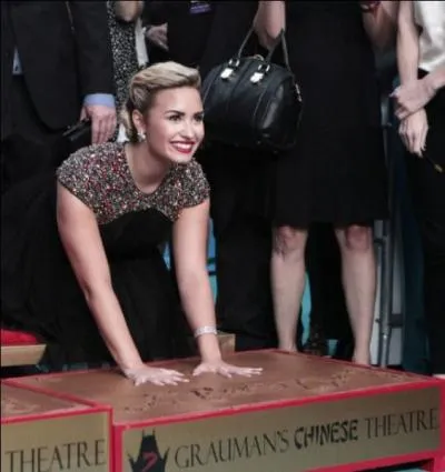 Dans quelle chanson dit-elle qu'elle est blessée ?