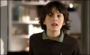 Qui est ce gar&ccedil;on s'habillant comme une fille en cours de chant ?