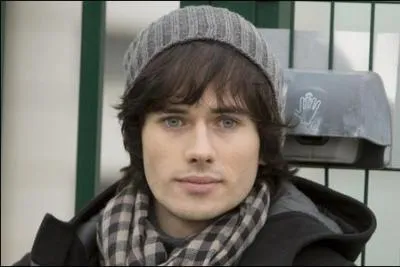 Quel personnage très proche d'Adeline Quentin Santarelli interprète-t-il ?