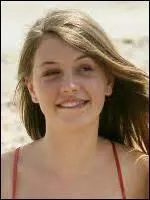 Elle est prête à boire comme un trou afin de séduire un garçon ! Qui est-ce ?