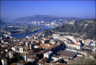 Dans quel département est située la ville française de Vienne ?