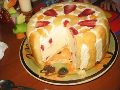 Quel est le nom de cette génoise imbibée de Grand Marnier entrecoupée d'une couche de crème pâtissière fourrée aux fruits confits, souvent recouverte de chantilly ?