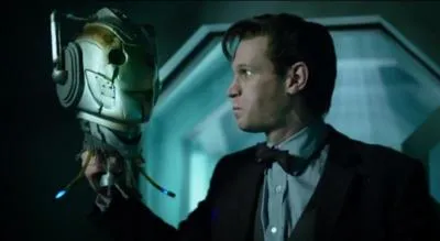 Dans l'épisode spécial de la saison 8 intitulé "Le Temps du Docteur", comment s'appelle le compagnon robot du Docteur et combien d'années passe-t-il avec lui dans le village ?