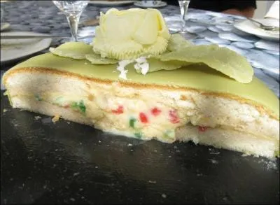 Jolie part de gâteau pour le dessert ! Quel est le nom de cette pâtisserie ?