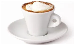 Voici un café surmonté de lait battu avec de la crème fouettée et parsemé de chocolat en copeaux pour la décoration. Quel est son nom ?