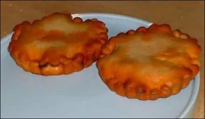 Que contiennent ces petites tourtes appelées "tielles sètoises" ?