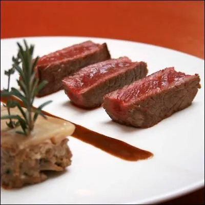 La photo présente du filet de boeuf, mais comment serait-il préparé si c'était du boeuf wellington ?