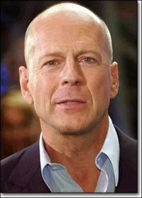 Pour qui travaille M. Chapelle dans les deux premiers films ?