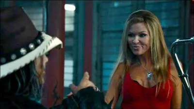 Dans le premier film, comment se nomme la jeune fille que Tool's ramène dans son salon de tatouage ?