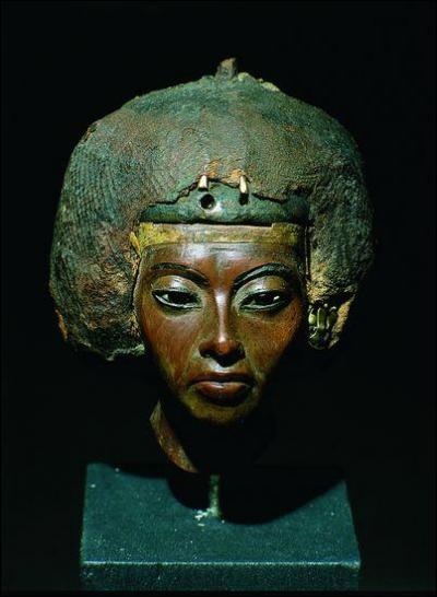 Qui est la mère d'Akhenaton ?