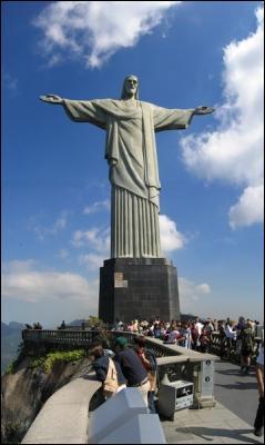 Lieu touristique le plus fréquenté de Rio, créé en 1932. Je suis :