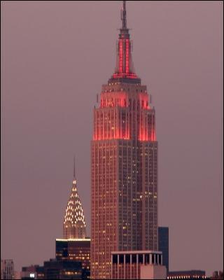 Gratte-ciel new yorkais, symbole de l'architecture moderne américaine, créé en 1931. Je suis :