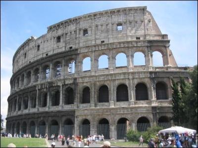 Je me situe à Rome, et recevez au 1er siècle les combats de gladiateurs. Je suis :