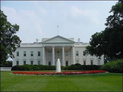 Résidence officielle et principal lieu de travail des présidents américains, construite entre 1792 et 1800. Je suis :