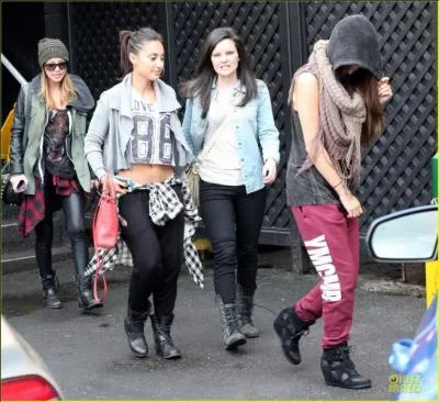 Pourquoi Selena est-elle habillée comme cela ?