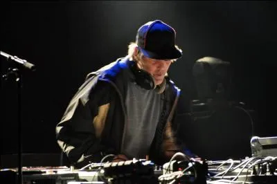 De quelle nationalité le premier rappeur super connu, Dee Nasty, est-il ?