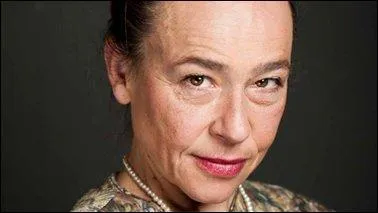 Comment s'appelle la directrice du lycée d'Adam ?