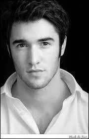 Avec qui Emily Thorne (Amanda Clarke ) est-elle fiancée ?