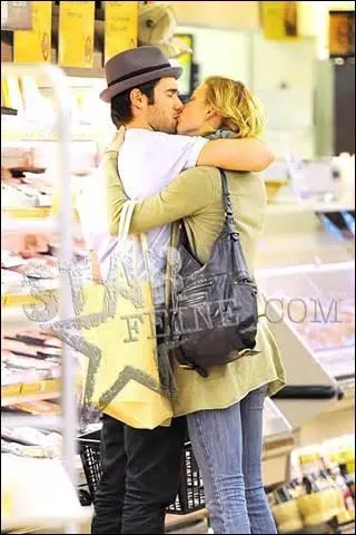 Avec qui Emily Vancamp est-elle en couple dans la vie ?