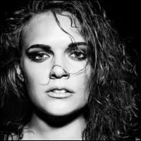 Qui chante"Habits" ?