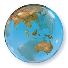 Quelle est la nationalité de Leïla ?