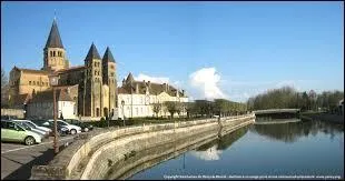 Nous partons à la découverte de la ville de Paray-le-Monial. Pour cela, nous devons nous rendre en région ...