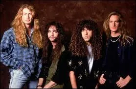 Autre groupe extrêmement connu, celui-ci s'est formé à Los Angeles. Son charismatique et "despotique" leader, Dave Mustaine (chant/guitare), mène la barque depuis 1983. Parmi leurs albums les plus mythiques, on peut citer "Rust in Peace", "Peace Sells... But Who's Buying ?" ainsi que "Countdown to Extinction". Quel est le nom de ce fameux groupe ?