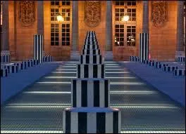 Dans la cours du Palais-Royal, Buren avait dis haut et fort : ''Je ne suis pas payé pour brancher des colones ! ''