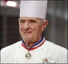 Paul Bocuse était assez mysogyne et dès qu'une femme entrait dans sa cuisine il s'exclamait : ''Goûtez-moi cette farce ! ''