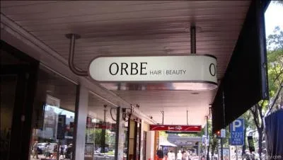 "Ne trouvez-vous pas que ces orbes sont magnifiques ! ". Que veut dire "orbe" ?