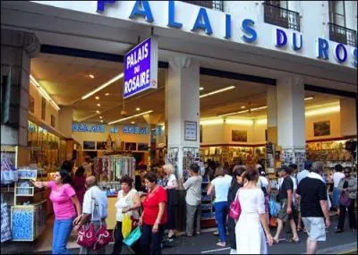 "Elle n'oubliait jamais de montrer son rosaire dès que l'occasion s'en présenter". Quel est le sens de "rosaire" ?