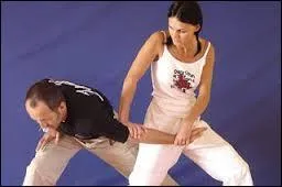 ''Pour allumer, on tourne l'interlocuteur. Il ne faut pas toucher aux filles ------------------------- ou tombés par terre.'' (Complétez)