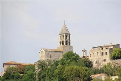 Nous terminerons notre voyage à La Garde-Adhémar dont l'église perchée possède un joli clocher, dans quel département serons-nous ?