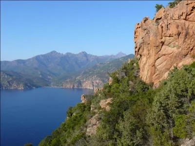 Direction la Corse pour un arrêt dans un magnifique golfe dominé de falaises de granites rouges hautes de 400 mètres, quel est ce golfe ?