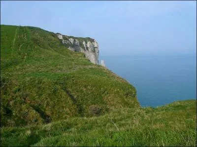 A Bénouville en Seine-Maritime vous verrez une vallée suspendue dominant la mer, quel est son nom ?