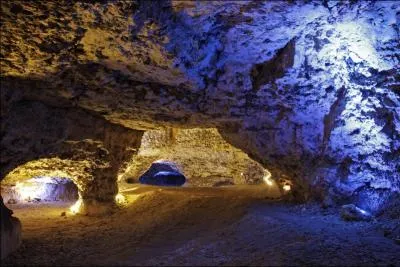Près de quelle ville visiterez-vous les grottes du Foulon, immenses cavités de silex où scintillent quartz et calcédoine ?