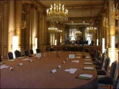 L'on n'oubliera pas le ----- mercredi de février : jour des sirènes en Suisse ; le signal national d'alerte en France chaque ----- mercredi du mois : la réunion hebdomadaire du ------.