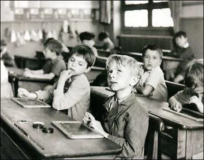 Comment qualifiez-vous le mot "si" en grammaire ?