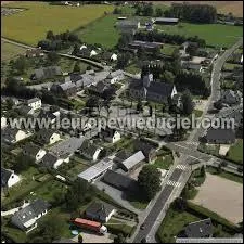 Nous survolons le village Seinomarin de Saint-Paër. Nous sommes dans le ciel de la région ...