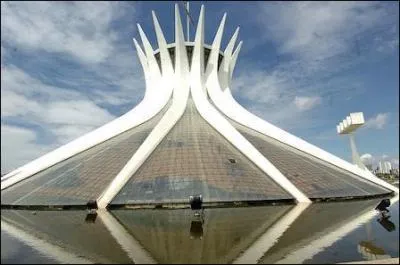 L'architecte brésilien Oscar Niemeyer est considéré comme l'un des pères de l'architecture moderne, à quoi est dédié cet édifice ?