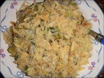 1/2 concombre, 2 oignons, 1 citron vert, 1 bouquet de persil, 2 gousses d'ail, 1 piment lampion, 3 cuillères à soupe d'huile, 15 cl de vinaigre pour 400 grammes de morue salée.
Quel est ce plat ?