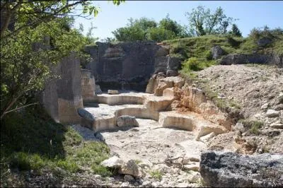Quel département est-il impossible de rejoindre directement à partir de celui de la Charente ?
