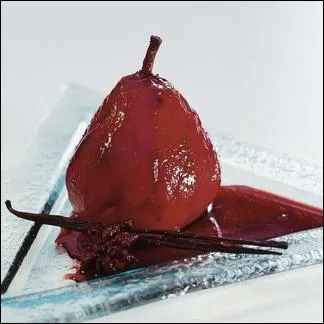 Quels parfums viennent donner un goût raffiné à ces poires au vin rouge ?