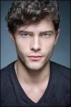 Et lui, comment se nomme-t-il ?